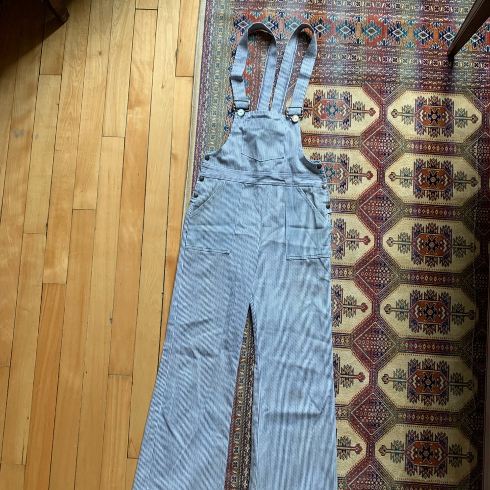 Size xs good for a size 24 waist max 25 for a comfortable fit. amazing vintage.
